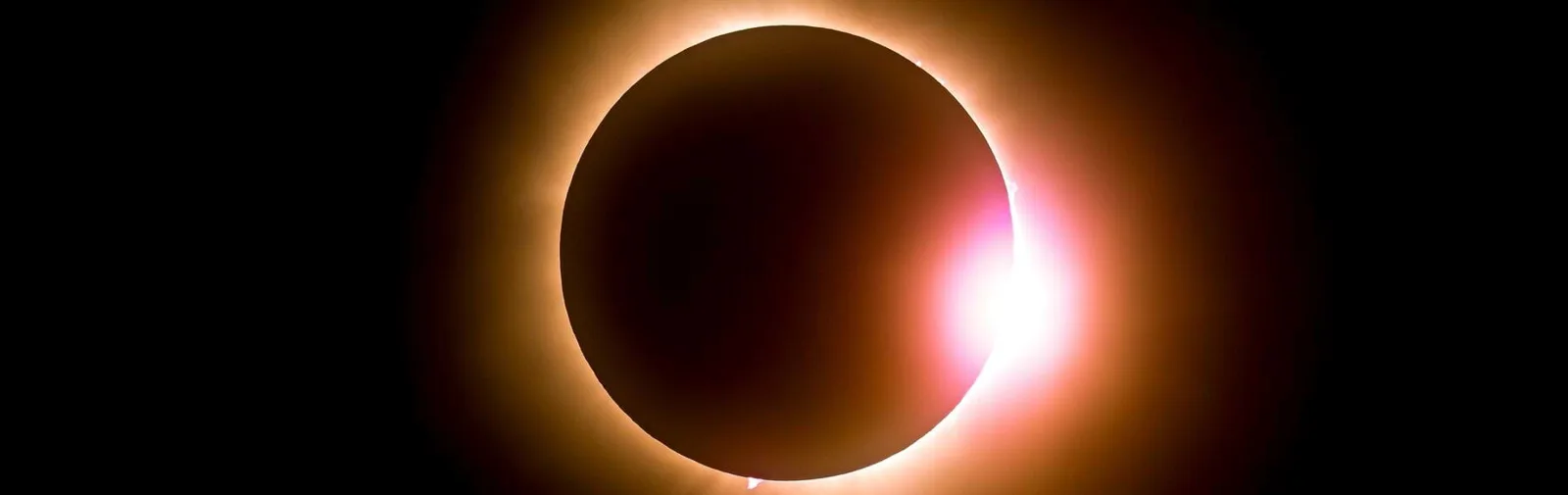 a-solar-eclipse-featuring-a-diamond-ring-effect-and-baileys-beads[1]