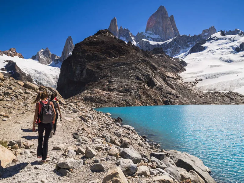 Hikers at Laguna de los Tres
